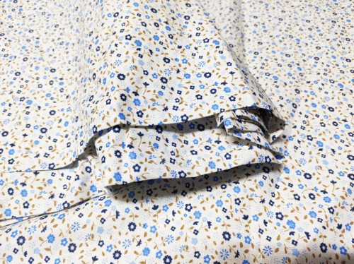 tissu-coton-au-metre-imprime-fleurs-modern-bleu-sur-blanche.jpg