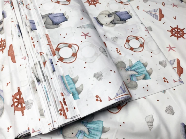 tissu-en-coton-motif-elephants-et-gouvernail-sur-blanc-690-4.jpg