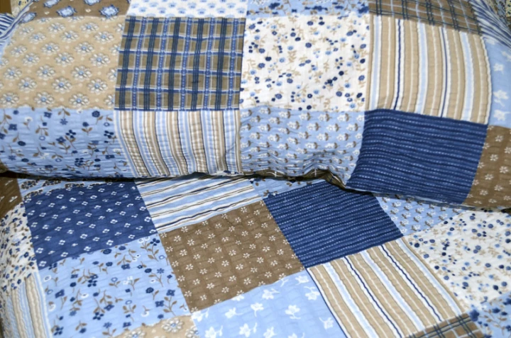 krepove-obliecky-na-zips-farba-modra-pachwork-0000-sk.jpg