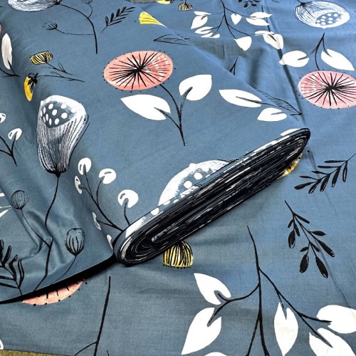 tissu-coton-au-metre-imprime-fleurs-sur-bleu-160-cm.jpg