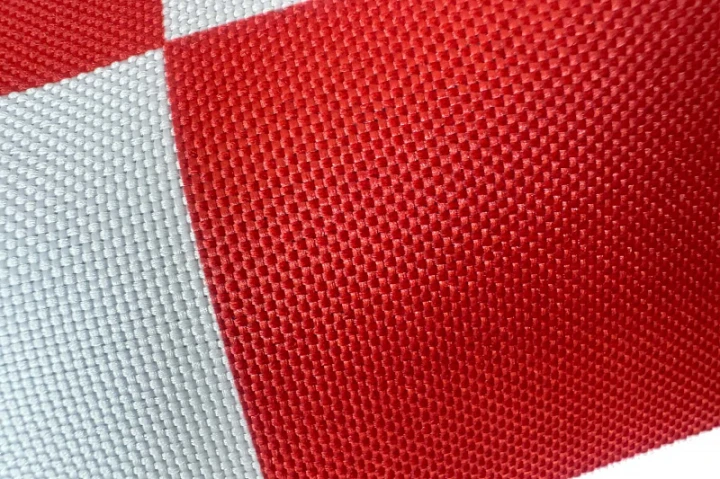 tissu-d-exterieur-pour-transats-et-hamacs-de-jardin-blanc-rouge-damier-5x10-cm.jpg