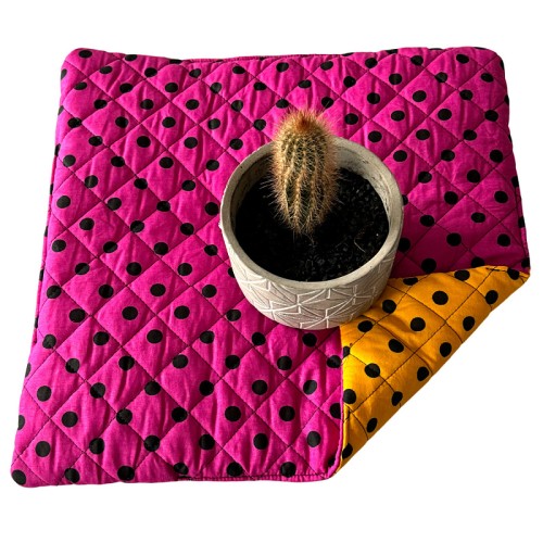 sedak-40x40x3cm-puntik-cerny-na-amarantovem-a-zultem.jpg