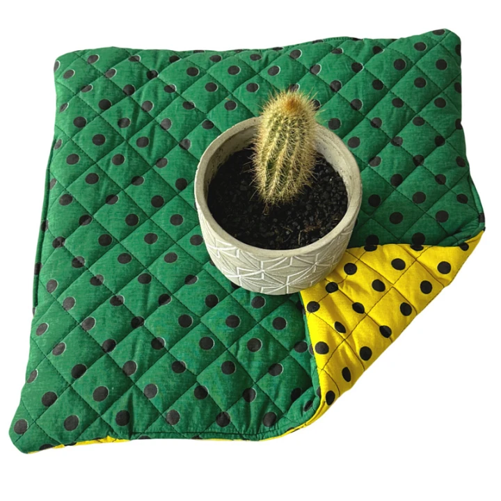 sedak-40x40x2cm-bodka-cierna-na-zelenem-a-zultem.jpg