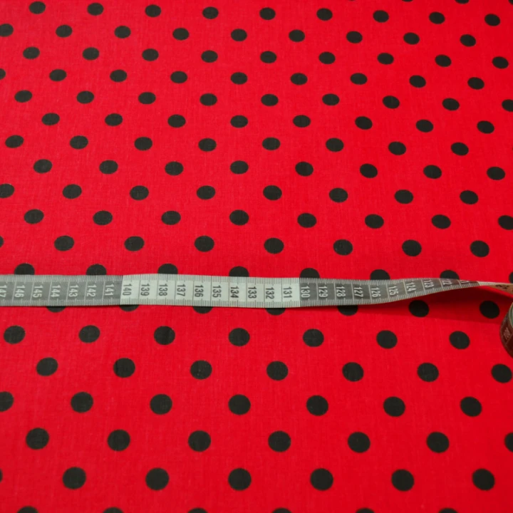 tkanina-bawelniana-czarne-groszki-10-mm-na-czerwonym-tle.jpg