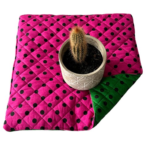 sedak-40x40x3cm-puntik-cerny-na-amarantovem-a-zelenem.jpg