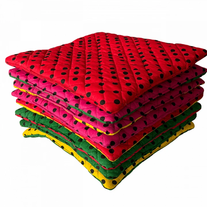 sedak-40x40x2cm-bodka-cierna-10mm-1.png