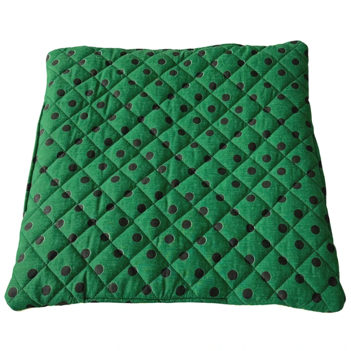 sedak-40x40x2cm-bodka-cierna-na-zelenem.jpg