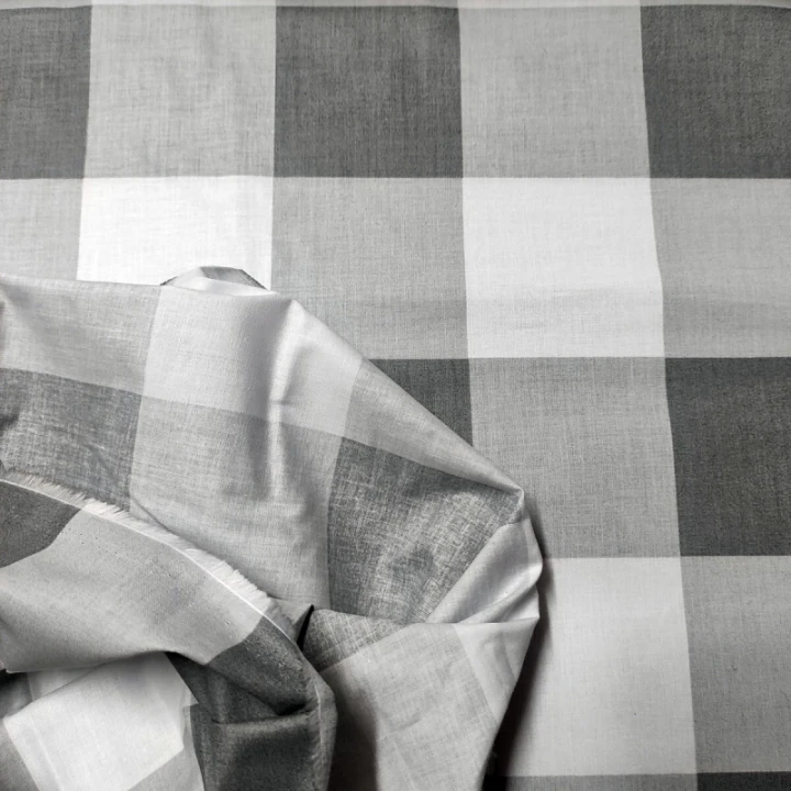 tissu-coton-au-metre-couleur-blanche-carreaux-gris-8-cm.jpg