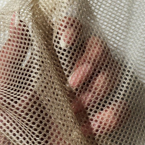 sit-polyesterova-pro-obleceni-bezova-oko-2x2mm.jpg