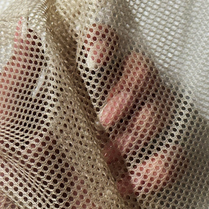 sit-polyesterova-pro-obleceni-bezova-oko-2x2mm.jpg