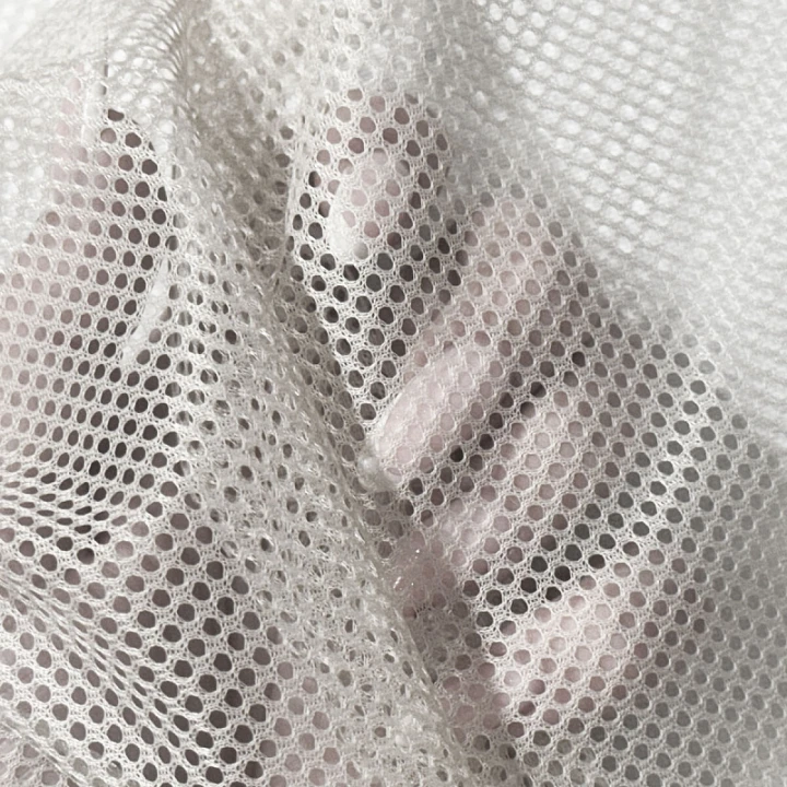sit-polyesterova-pro-obleceni-bila-oko-2x2mm.jpg