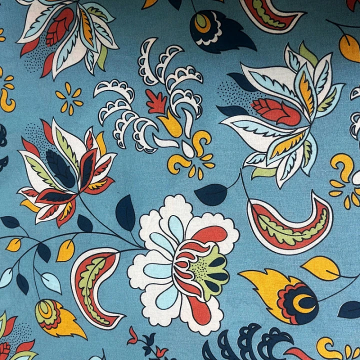 tissu-en-coton-avec-des-petites-fleurs-sur-fond-bleu.jpg